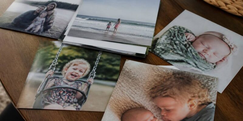 Realistische foto van afgedrukte foto's op tafel met natuurlijk licht, zonder tekst