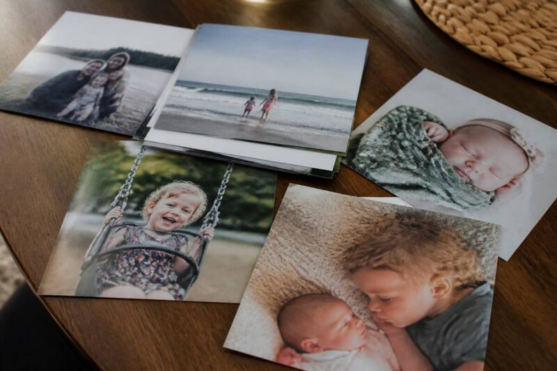 Realistische foto van afgedrukte foto's op tafel met natuurlijk licht, zonder tekst